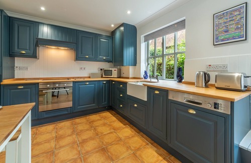 Burnham Market Casa | Una propiedad bien proporcionada y elegantemente amueblada, con estacionamiento privado.