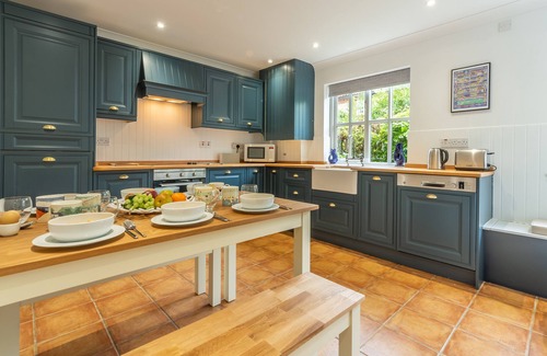 Burnham Market Casa | Una propiedad bien proporcionada y elegantemente amueblada, con estacionamiento privado.