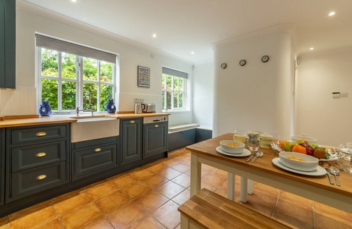 Burnham Market Casa | Una propiedad bien proporcionada y elegantemente amueblada, con estacionamiento privado.