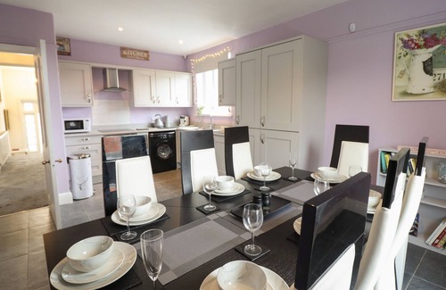 Llandudno Junction Cabaña | DILKUSHA, family friendly, with a garden in Llandudno Junction
