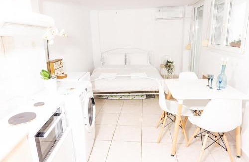 Ano Poli Apartamento | Dimitra's cosy studio in old town with backyard