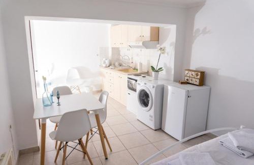 Ano Poli Apartamento | Dimitra's cosy studio in old town with backyard