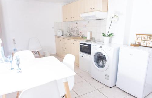 Ano Poli Apartamento | Dimitra's cosy studio in old town with backyard