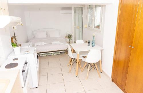 Ano Poli Apartamento | Dimitra's cosy studio in old town with backyard