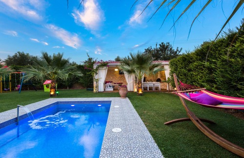 Roumeli Villa | Villa Dimtrios, lujo! Con jacuzzi, piscina privada, gimnasio, ping pong y parque infantil.