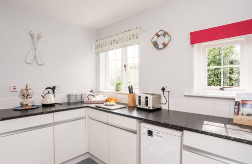 Llangaffo Cabaña | DINAM LODGE, character holiday cottage, with open fire in Llangaffo