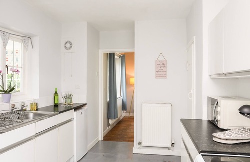 Llangaffo Cabaña | DINAM LODGE, character holiday cottage, with open fire in Llangaffo