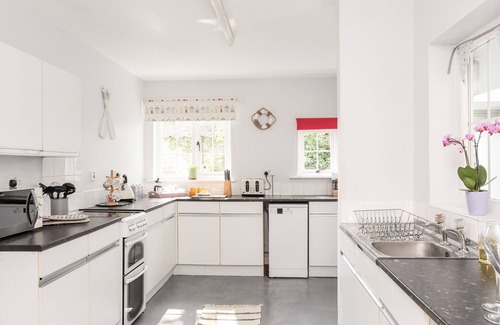 Llangaffo Cabaña | DINAM LODGE, character holiday cottage, with open fire in Llangaffo