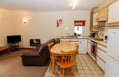Rhyd-y-clafdy Cabaña | DINAS, pet friendly, with pool in Pwllheli
