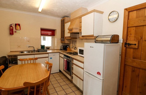 Rhyd-y-clafdy Cabaña | DINAS, pet friendly, with pool in Pwllheli