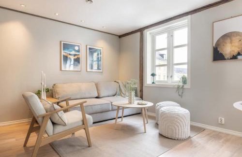 Bergenhus Casa | DINBNB Apartments l 600 m to Bryggen l 3-story house l New in 2023