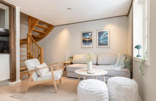 Bergenhus Casa | DINBNB Apartments l 600 m to Bryggen l 3-story house l New in 2023