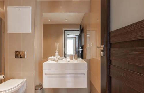 Bergenhus Casa | DINBNB Apartments l 600 m to Bryggen l 3-story house l New in 2023