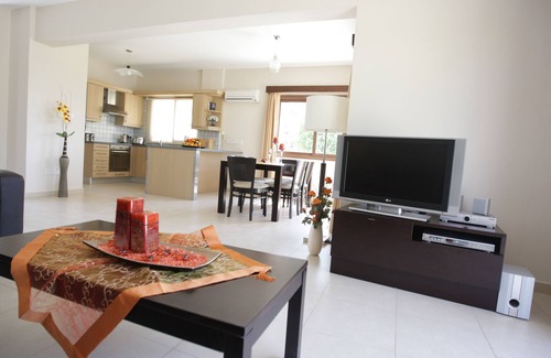 Pissouri Villa | Dionysos Villa. Amplia villa de lujo de tres dormitorios con gran piscina privada.