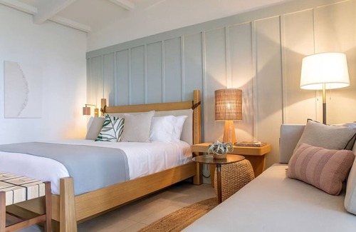 Islamorada Hotel | Dip Your Toes In The Sand! Beachfront, Pool, Near History of Diving Museum