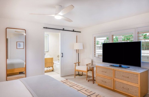 Islamorada Hotel | Dip Your Toes In The Sand! Beachfront, Pool, Near History of Diving Museum