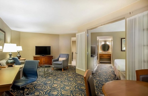 Brush - Stewarts Hotel | Direct Beach Access! Contemporary City View Unit! Two Pools, Spa & Parking