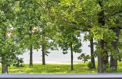 Branson Casa | Direct Lakefront with Views, Air Hockey, Close to Sdc with Free Tickets!