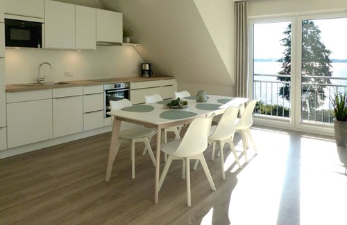 Klein Wittensee Apartamento | Direct lakeside location, fantastic lake view, balcony, Baltic Sea 12 km, barrel sauna, balcony