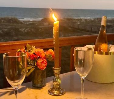 Folly Field Apartamento | Direct Luxury Oceanfront - On The Beach! Amazing Sunrises, 2 Pools & Bar!