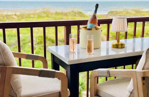 Folly Field Apartamento | Direct Luxury Oceanfront - On The Beach! Amazing Sunrises, 2 Pools & Bar!