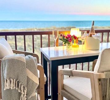 Folly Field Apartamento | Direct Luxury Oceanfront - On The Beach! Amazing Sunrises, 2 Pools & Bar!