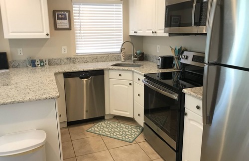 Cocoa Beach Condominio | Direct Ocean Front Condo Remodelado con buen gusto !!!! Pasos a la arena!