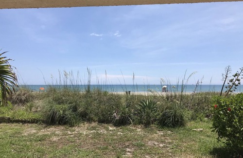 Cocoa Beach Condominio | Direct Ocean Front Condo Remodelado con buen gusto !!!! Pasos a la arena!