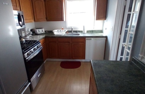 Hull Condominio | Direct ocean view 4-bed 2 bath in fabulous Hull with AC,WiFi deck walk to beach