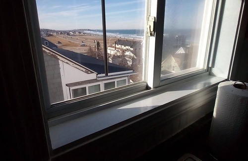Hull Condominio | Direct ocean view 4-bed 2 bath in fabulous Hull with AC,WiFi deck walk to beach