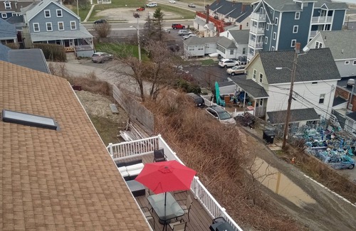 Hull Condominio | Direct ocean view 4-bed 2 bath in fabulous Hull with AC,WiFi deck walk to beach