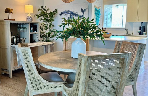 Diamond Head - Kapahulu - St. Louis Condominio | Direct Oceanfront 1,000 sq' corner/end 18th floor condominium unit.