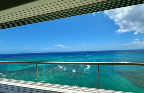 Diamond Head - Kapahulu - St. Louis Condominio | Direct Oceanfront 1,000 sq' corner/end 18th floor condominium unit.