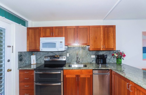 Makaha Apartamento | Makaha Shores. Frente al mar directo, gran surf, totalmente renovado