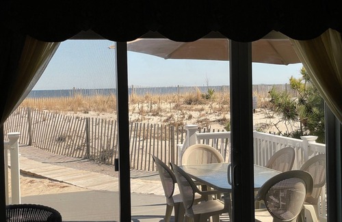 Mantoloking Casa | DIRECT OCEANFRONT TOWNHOUSE ON PRIVATE BEACH -MANTOLOKING