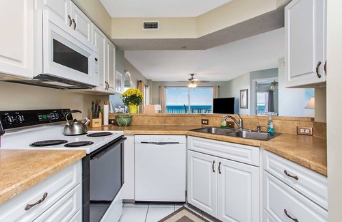 Seawinds Condo Condominio | Direct oceanfront corner condo with large balcony, beachfront pool, and garage parking