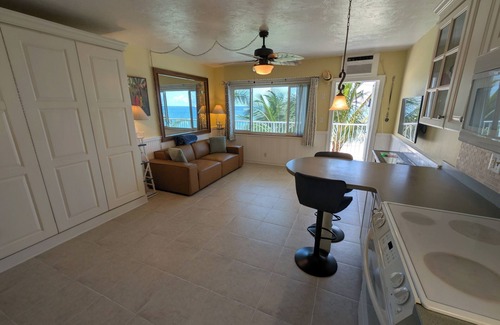 Lauderdale-by-the-Sea Condominio | Direct Oceanfront Escape with Spectacular Views!