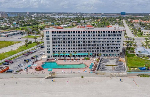 Lenox Park Apartamento | Direct oceanfront view 8th floor, king size bed, largest pool in Daytona Beach !