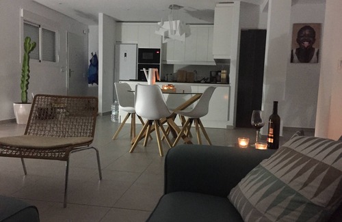 Torre de Benagalbon Condominio | Directo en la playa, mar. Gran vista al mar y jardín. Ático reformado