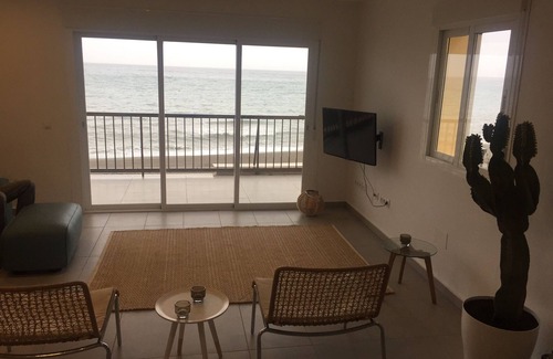 Torre de Benagalbon Condominio | Directo en la playa, mar. Gran vista al mar y jardín. Ático reformado