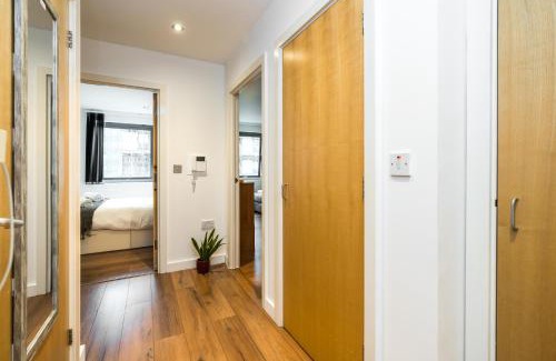 East Acton Apartamento | Direct Tube Links to Central London , Walk to Station one bedroom flat in Greater London, ID required