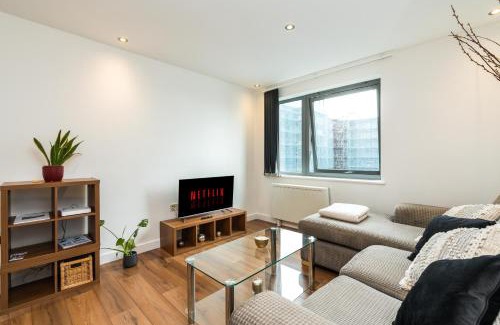 East Acton Apartamento | Direct Tube Links to Central London , Walk to Station one bedroom flat in Greater London, ID required