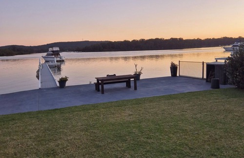 Fennell Bay Apartamento | Direct water front 3 meters from Lake.nYour own private balcony overlooking Lake