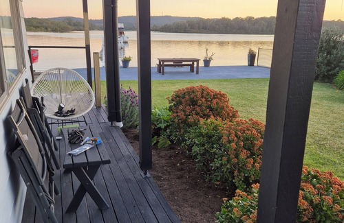 Fennell Bay Apartamento | Direct water front 3 meters from Lake.nYour own private balcony overlooking Lake