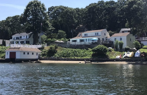 Niantic Casa | Direct waterfront vacation rental, family friendly, pets allowed