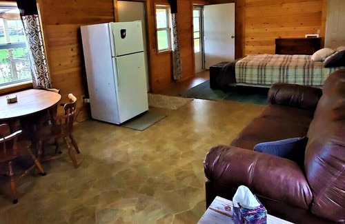 Wheatland Cabina | Directly next door to Lucas Oil Speedway in Wheatland MO.