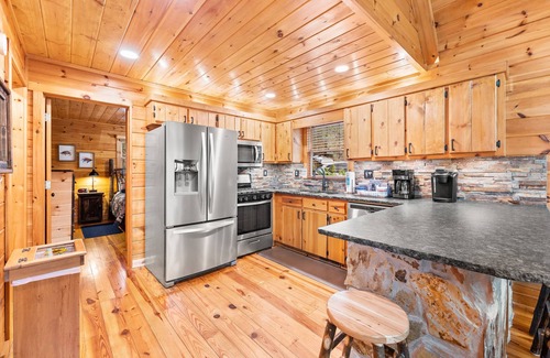 Cherry Log Cabina | Directly on Big Creek/Hot Tub/Game Room/Outdoor Living Space/ Remote/True Cabin