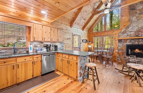 Cherry Log Cabina | Directly on Big Creek/Hot Tub/Game Room/Outdoor Living Space/ Remote/True Cabin