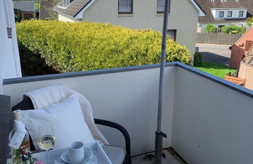 Busumer Deichhausen Apartamento | Directly on the North Sea (200 m). Free beach chair on the dike (May - Sept.).