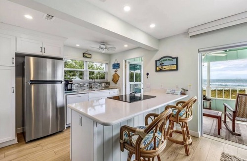 Englewood Condominio | DIRECTLY ON PRIVATE BEACH! AMAZING PANORAMIC GULF VIEWS! MODERN, COZY CONDO.